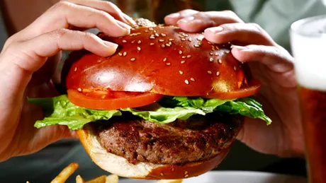 Primul burger creat din celule stem valoarează nu mai puţin de 250.000 de euro