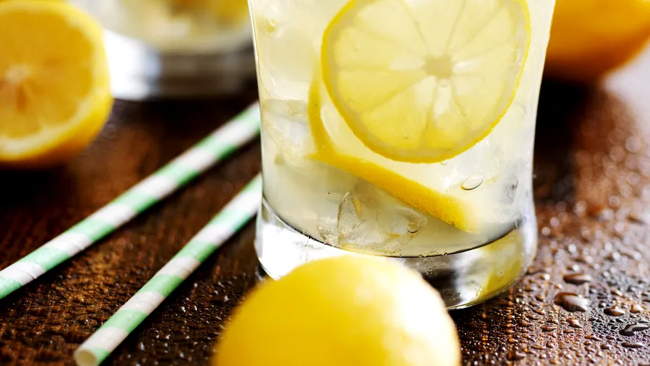 4 mituri despre apa cu lămâie