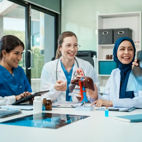 Medicii care răspândesc informații false riscă pierderea dreptului de practică, conform unui proiect de lege și noului Cod de Deontologie / VIDEO