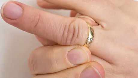 De ce se umflă degetele de la mâini? 13 boli și medicamente care pot fi de vină