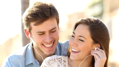 Cuplurile care ascultă muzică acasă împreună au o viaţă sexuală mai împlinită şi relaţii fericite