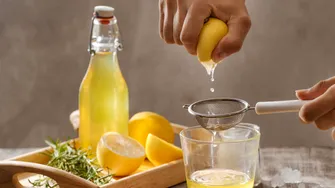 Băutura naturistă din trei ingrediente care te poate scăpa de balonare și constipație! Se bea doar dimineața, pe stomacul gol