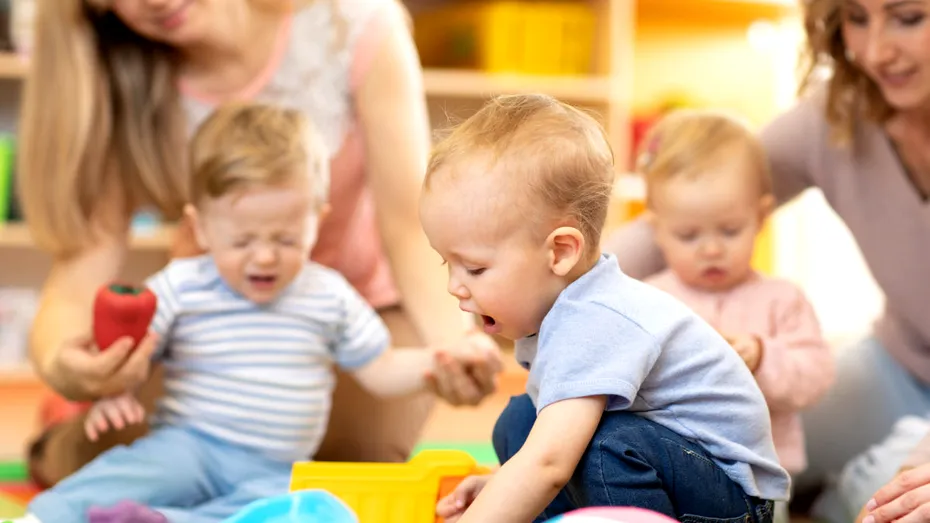 Salariații care își cresc singuri copiii ar putea primi cel puțin trei zile în plus de concediu de odihnă