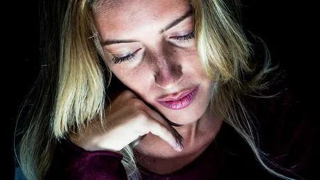 3 bagaje emoționale pe care nu ar trebui să le porți cu tine, dacă ai avut o familie toxică