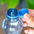 Reguli noi la capacele care nu se desprind de sticlele de plastic. Ce trebuie să știe românii