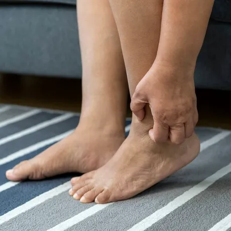 Simptomul care apare pe picioare și anunță diabetul, o boală renală sau o boală de ficat. Când să mergi la medic