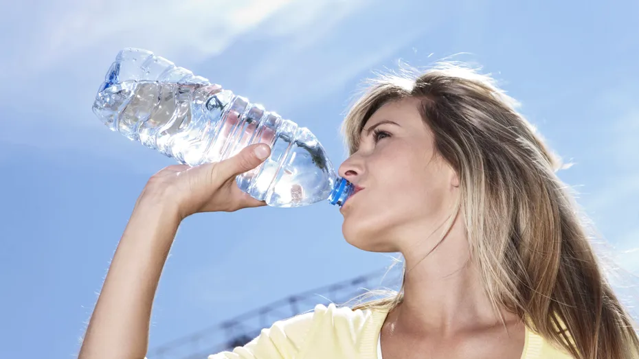De ce apa din sticla de plastic devine periculoasă pe caniculă?