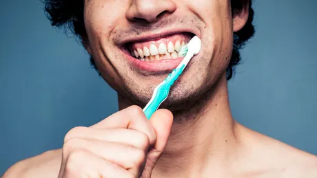 Periajul dentar de două ori pe zi previne disfuncţia erectilă