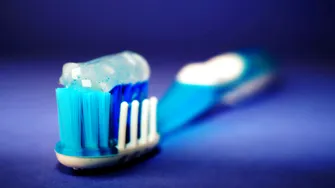 Umezirea periuței de dinți înainte de periaj este greșită?