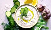 Cum prepari tzatziki de casă, la fel ca-n Grecia. Ingredientul care îi dă un gust aparte