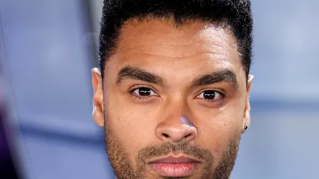 Regé-Jean Page desemnat cel mai frumos bărbat din lume!