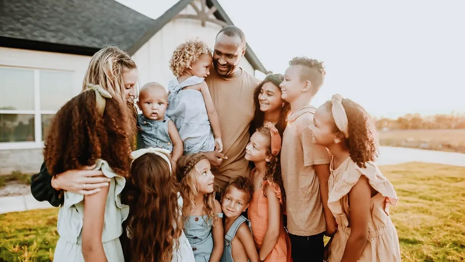 Povestea femeii care a adus pe lume zece copii până la vârsta de 40 de ani. Acum, este din nou însărcinată: 