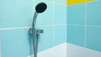 De ce cade faianța de pe perete și ce greșeli trebuie evitate. Pasul ignorat de mulți români care face diferența!