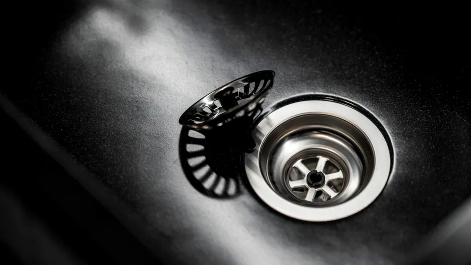 Cum cureți chiuveta din ceramică cu un singur ingredient pe care îl ai deja în bucătărie