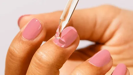 3 sfaturi pentru unghii frumoase și îngrijite. Expert: Cel mai important pas e degresarea unghiilor