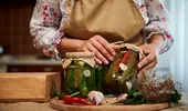 Cum faci castraveți în oțet? Rețeta murăturilor care rămân crocante până la primăvară