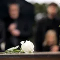 Ajutorul de deces poate fi încasat și de persoane fără legături de rudenie. Ce prevede legea și ce documente sunt necesare