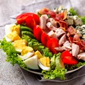 Cum prepari salata Cobb, rețeta americană originală care te face să mănânci pe săturate. Ce conține?
