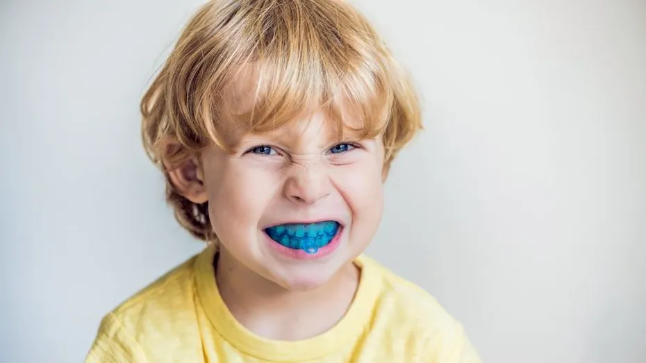 Scrâșnitul dinților la copii: din ce cauze apare, cum se tratează