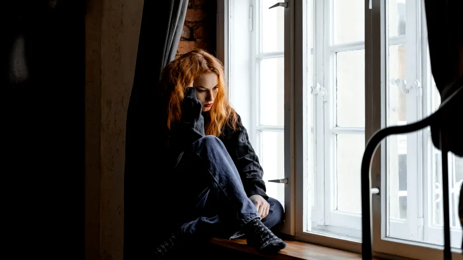 Sindromul impostorului în relația de cuplu: 5 semne că te confrunți cu el fără să realizezi