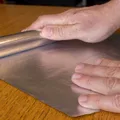 De ce să pui folie de aluminiu în sertarele din bucătărie. Trucul simplu care poate proteja mobilierul
