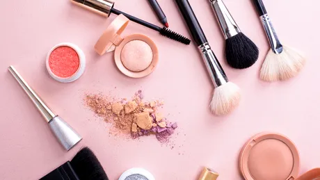 5 obiceiuri de make-up care îți pun sănătatea în pericol