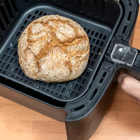 Cum să faci pâine la air fryer cu doar două ingrediente. Fără frământare, fără dospire