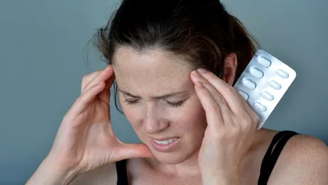 Durerile de cap pot fi cauzate și de medicamente! 7 semne că trebuie să mergi urgent la medicul neurolog