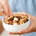 Schimbă gustarea: Nucile pot reduce pofta de dulce și fast food la tineri