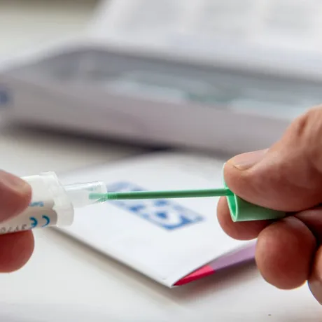 Ai observat sânge în scaun? Testele care nu trebuie amânate