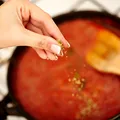 Ingredientul pe care să-l adaugi neapărat în sosul de roșii pentru paste! Va avea un gust unic