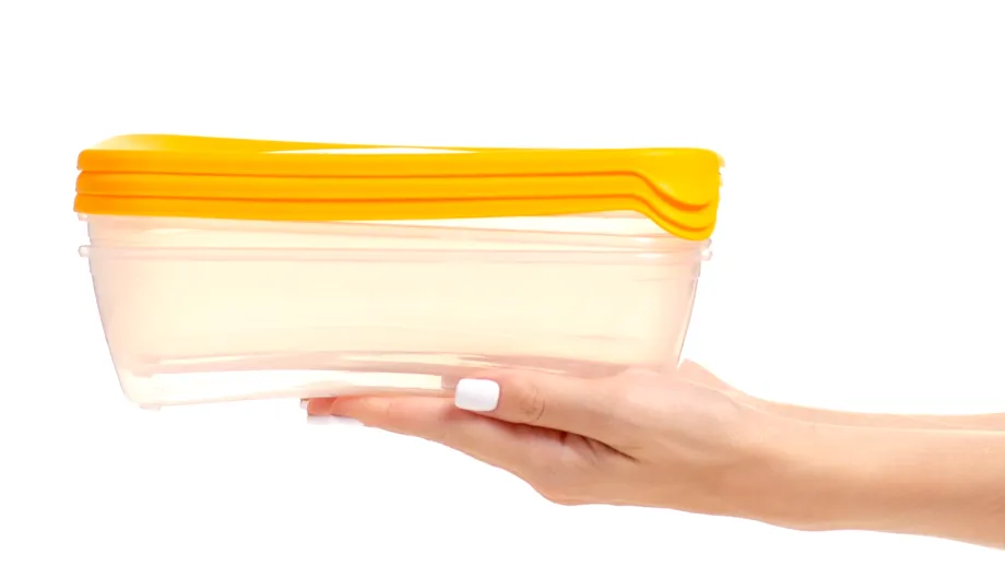 Cum să cureți caserolele din plastic îngălbenite. Trucul genial pe care puțini îl știu