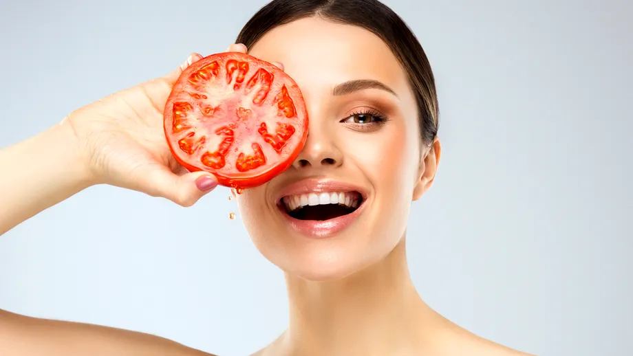 Vrei ten radiant în doar 20 de minute? Cum acționează feliile de roșii pe față