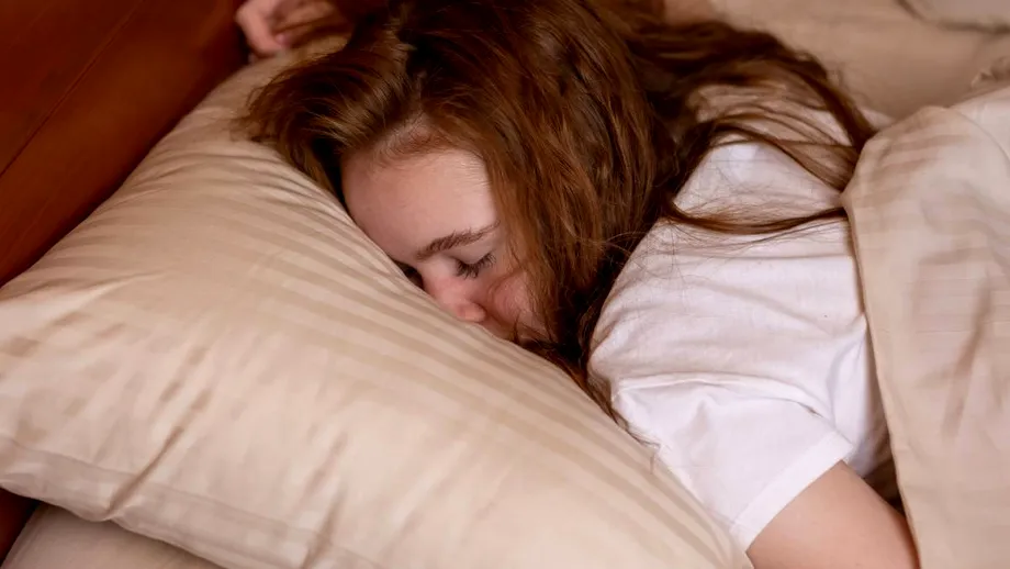 De ce să nu dormi niciodată pe burtă. Probleme de sănătate care apar după o singură noapte dormită așa