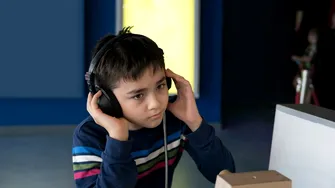 Terapia care îți poate rescrie creierul. Metoda Tomatis uimește părinții cu copii speciali