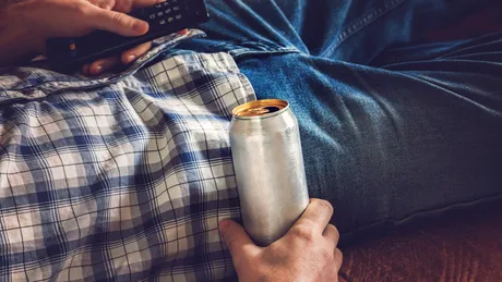 Băutura care îmbătrânește creierul cu 10 ani. Un român consumă, în medie, aproape 100 de litri anual