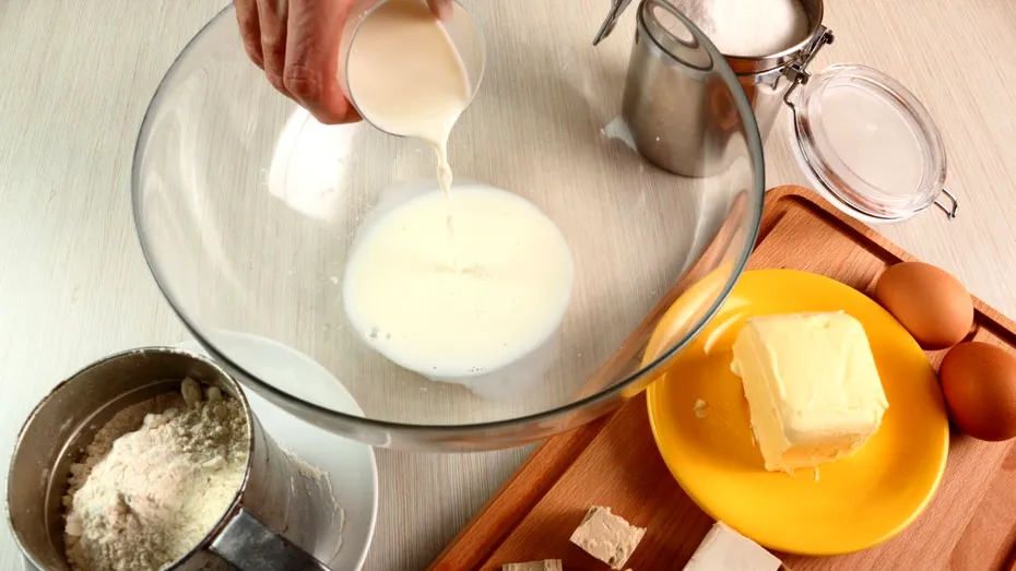 Greșeala pe care o faci când pui drojdie în aluatul de cozonac. Testul prin care îți dai seama dacă drojdia e de calitate