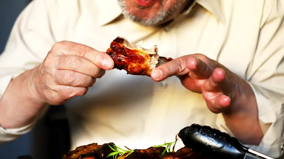 Românii îl consumă frecvent, dar medicii îl evită TOTAL. Ce riscuri aduce acest aliment care se regăseşte pe toate mesele