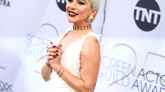 Lady Gaga a devenit mamă pentru prima dată! Cum a fost fotografiată artista cu bebelușul ei