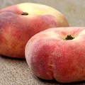 Naturale sau concepute în laborator? Ce sunt piersicile plate și cât de sănătoase sunt, în realitate