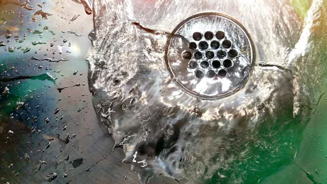 Desfundă scurgerea și alungă mirosurile neplăcute cu o combinație ingenioasă de substanțe pe care le ai în bucătărie