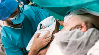 „Boala care mănâncă țesuturile”, complicația rară cu care s-a confruntat o femeie după cezariană. Nu a avut voie să-și vadă bebelușul timp de trei luni