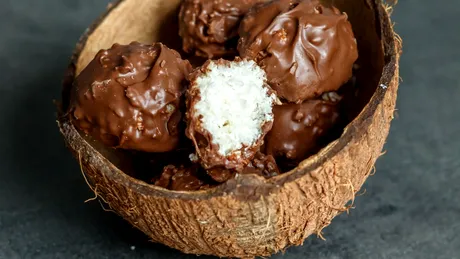 Bomboane de ciocolată cu nucă de cocos (Bounty) - rețeta din 4 ingrediente, rapidă și ușoară