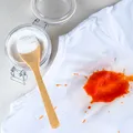 Cum îndepărtezi rapid petele de mure și vișine. Trucul simplu care îți salvează hainele