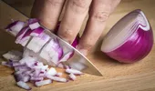 De ce unele persoane nu tolerează ceapa crudă, dar pot mânca ceapă gătită