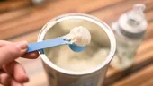Nestlé și Danone, acuzate că au întârziat retragerea laptelui praf contaminat. Anchetă după moartea a doi bebeluși