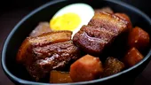 Cum fac japonezii „tochitură dobrogeană”. Ce este Buta no Kakuni și de ce seamănă surprinzător de mult cu preparatul românesc