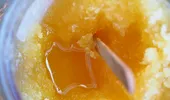 Ai miere zaharisită în casă? Nu o arunca! De ce își schimbă textura și cum o poți readuce la forma lichidă