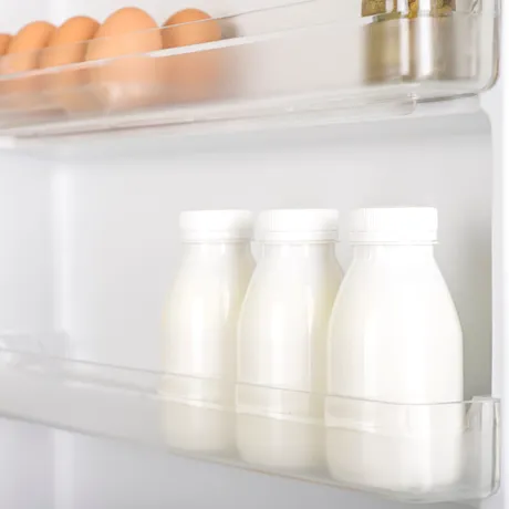 Alimentele pe care să nu le pui pe ușa frigiderului. Temperatura fluctuantă poate afecta calitatea lor
