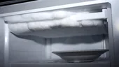 Ai gheață în frigider? De ce se formează și cum scapi rapid de ea